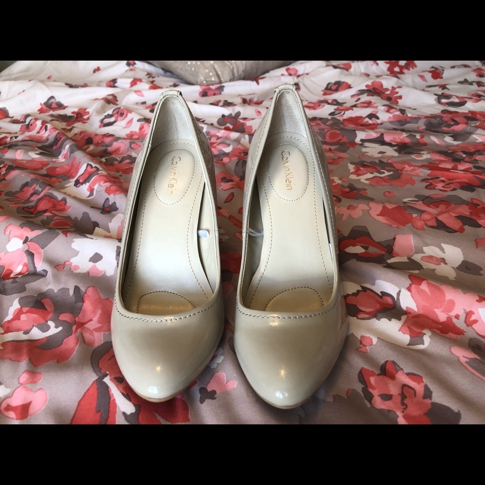 Calvin Klein Like New Tan Heels
